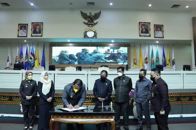 Gubernur Lampung Bersama Pimpinan DPRD Provinsi Lampung Tandatangani