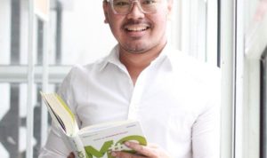 Filantropis-Eddy-Aqdhiwijaya-Rekomendasikan-Tiga-Buku-yang-Perlu-Dibaca-Milenial-dan-Gen-Z-Jelang-Hari-Santri-Nasional-2025