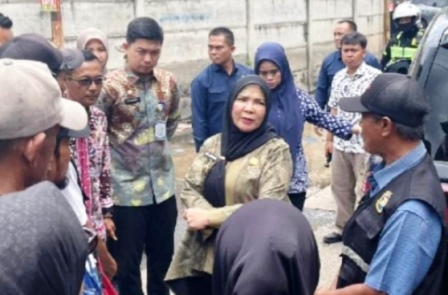 Wali-Kota-Eva-Dwiana-Serahkan-Bantuan-kepada-Korban-Kebakaran-di-Bumi-Waras