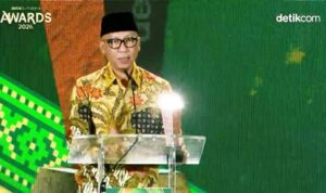 Gubernur Lampung Rahmat Mirzani Djausal menerima penghargaan detikSumatera Awards 2026 kategori inovasi pendidikan dan pemberdayaan SDM.