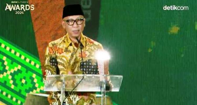 Gubernur Lampung Rahmat Mirzani Djausal menerima penghargaan detikSumatera Awards 2026 kategori inovasi pendidikan dan pemberdayaan SDM.