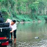 Warga mencuci mobil pikap di Kali Banten, Desa Rejomulyo, Jati Agung, Lampung Selatan.