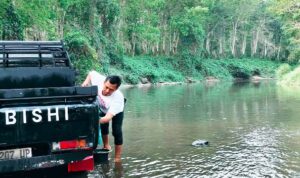 Warga mencuci mobil pikap di Kali Banten, Desa Rejomulyo, Jati Agung, Lampung Selatan.