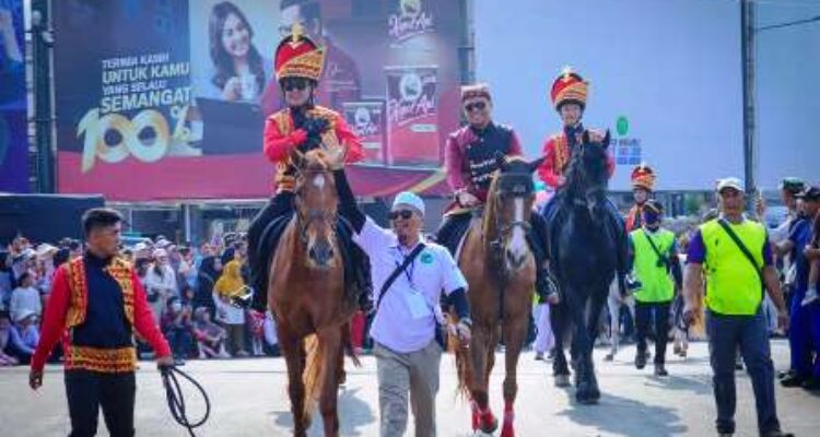 Pemenang Lampung Tapis Karnaval 2026 menerima penghargaan