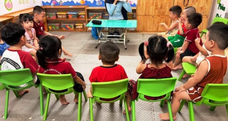Mahasiswa Unila Mayra Zahra mengajar anak TK di Hanoi Vietnam