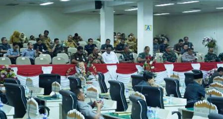 Wakil Gubernur Lampung menghadiri rapat paripurna DPRD membahas 12 Raperda usul inisiatif.