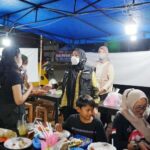 Eva Dwiana bagikan masker abu vulkanik