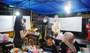Eva Dwiana bagikan masker abu vulkanik