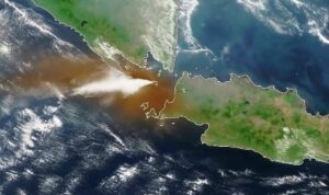 Abu vulkanik Gunung Anak Krakatau di Lampung