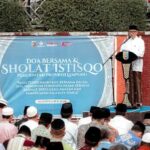 Gubernur Lampung Rahmat Mirzani Djausal mengikuti shalat istisqa