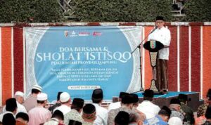 Gubernur Lampung Rahmat Mirzani Djausal mengikuti shalat istisqa