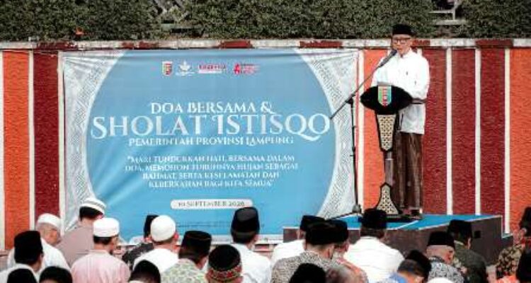 Gubernur Lampung Rahmat Mirzani Djausal mengikuti shalat istisqa