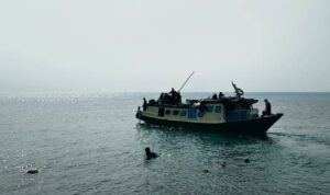 Warga Pulau Sebesi menyeberang Dermaga Canti