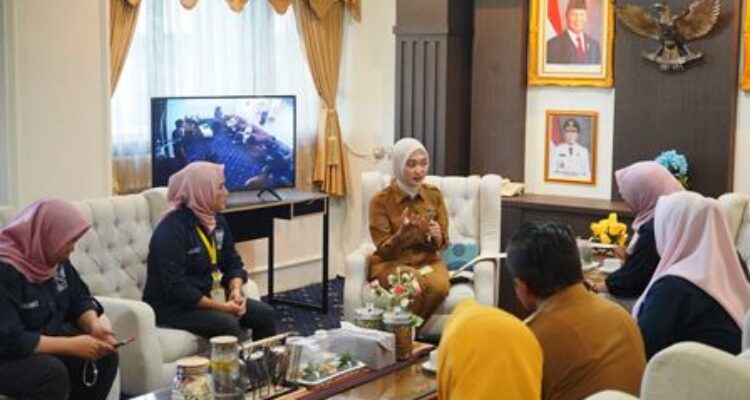 Jihan Nurlela menerima audiensi Majalah Srikandi Lampung