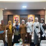 Jihan Nurlela menerima tiga Putri Hijabfluencer Lampung 2026
