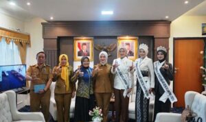 Jihan Nurlela menerima tiga Putri Hijabfluencer Lampung 2026