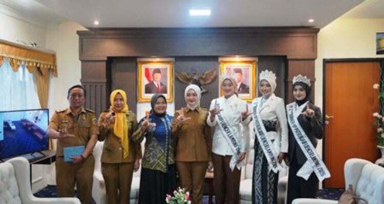 Jihan Nurlela menerima tiga Putri Hijabfluencer Lampung 2026