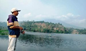 Pemancing di Pantai Baru Danau Ranau