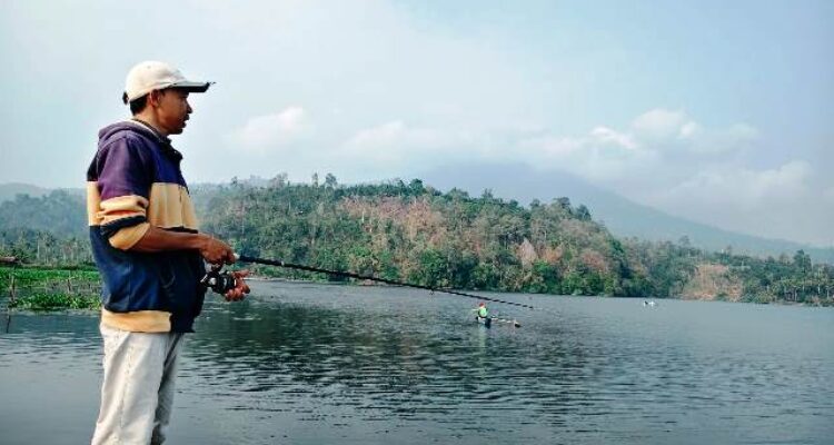 Pemancing di Pantai Baru Danau Ranau
