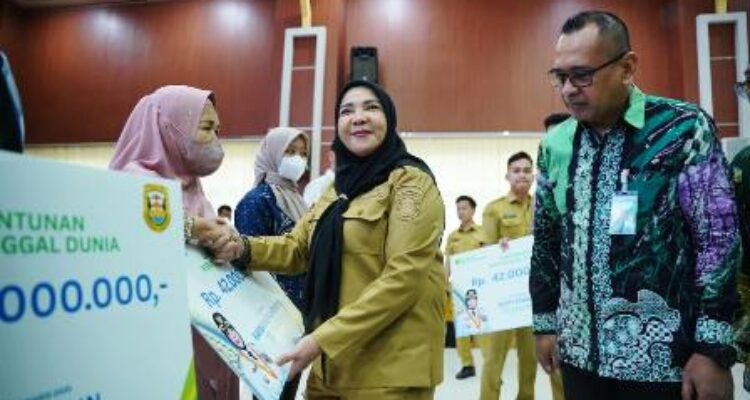 Pemkot Bandar Lampung bagikan BPJS Ketenagakerjaan