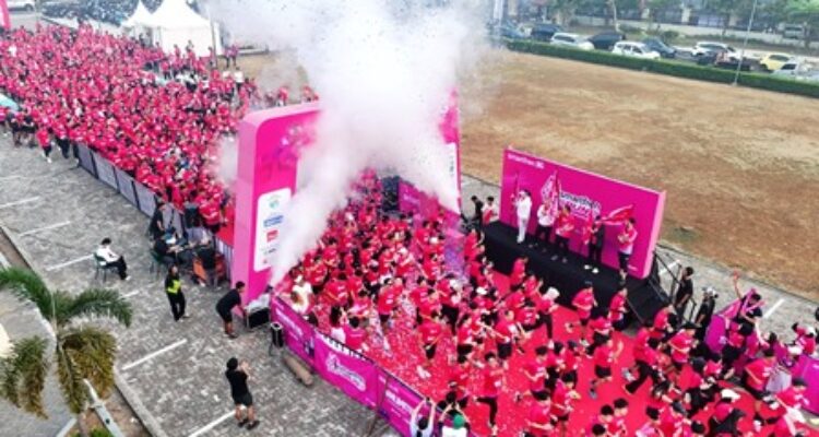 Peserta mengikuti SMARTFREN Fun Run 5G Palembang 2026
