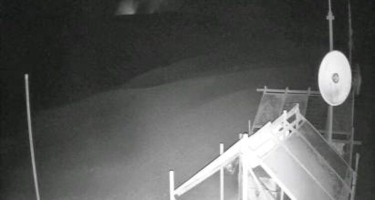Gunung Anak Krakatau erupsi di Selat Sunda pada 9 Oktober 2026.