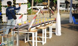 Mahasiswa Fakultas Teknik Unila memamerkan inovasi kapal kendali jarak jauh dan model jembatan dalam Dies Natalis ke-47.
