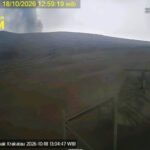 Erupsi Gunung Anak Krakatau pada 18 Oktober 2026 dengan kolom abu mencapai 500 meter di atas puncak.