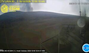 Erupsi Gunung Anak Krakatau pada 18 Oktober 2026 dengan kolom abu mencapai 500 meter di atas puncak.