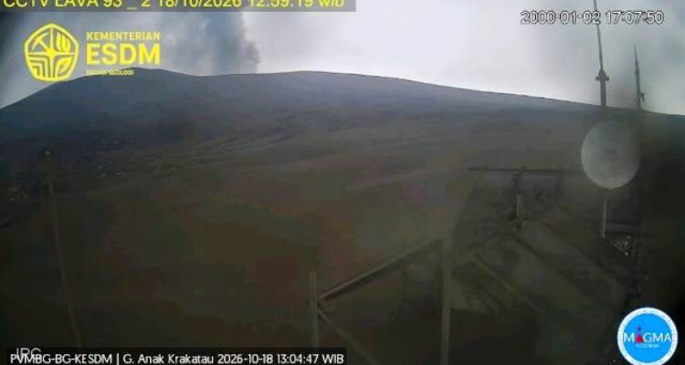 Erupsi Gunung Anak Krakatau pada 18 Oktober 2026 dengan kolom abu mencapai 500 meter di atas puncak.