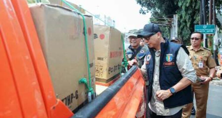 Gubernur Mirza membahas penanganan karhutla Lampung di Pusdalops BPBD.