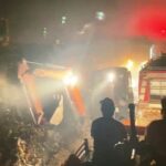 Kebakaran TPA Bandarjaya Lampung Tengah saat petugas melakukan pemadaman menggunakan ekskavator.