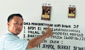 Direktur PT Jempol Berkat Sejahtera Koh Apin menjelaskan ciri Kopi Cap Jempol asli Lampung dan kemasan kopi yang mirip.