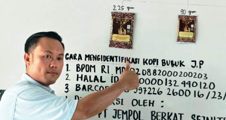 Direktur PT Jempol Berkat Sejahtera Koh Apin menjelaskan ciri Kopi Cap Jempol asli Lampung dan kemasan kopi yang mirip.