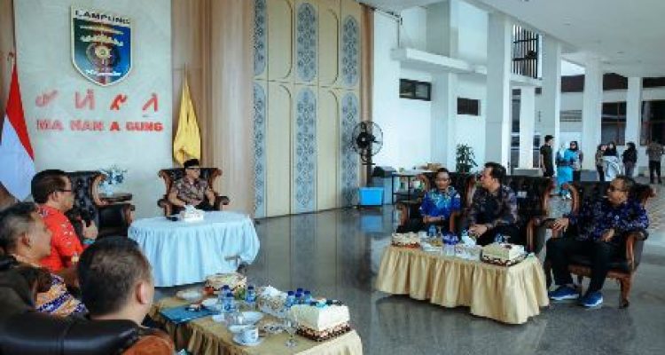 Gubernur Lampung Rahmat Mirzani Djausal memimpin rapat Program Desaku Maju di Bandar Lampung.