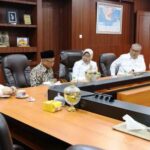 Rektor Unila Lusmeilia Afriani menerima penyerahan rumah negara dari mantan Rektor Muhajir Utomo