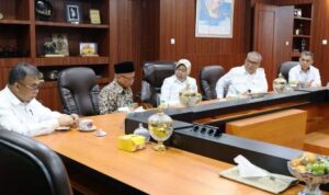 Unila Terima Kembali Rumah Negara dari Muhajir Utomo Rektor Unila Lusmeilia Afriani menerima penyerahan rumah negara dari mantan Rektor Muhajir Utomo